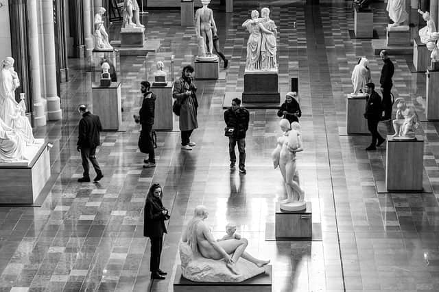 exhibition-musem-black-and-white-people-sculptures